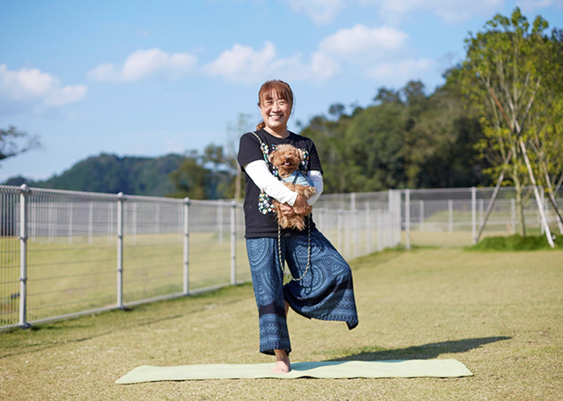 ドッグヨガをする飼い主さんと犬