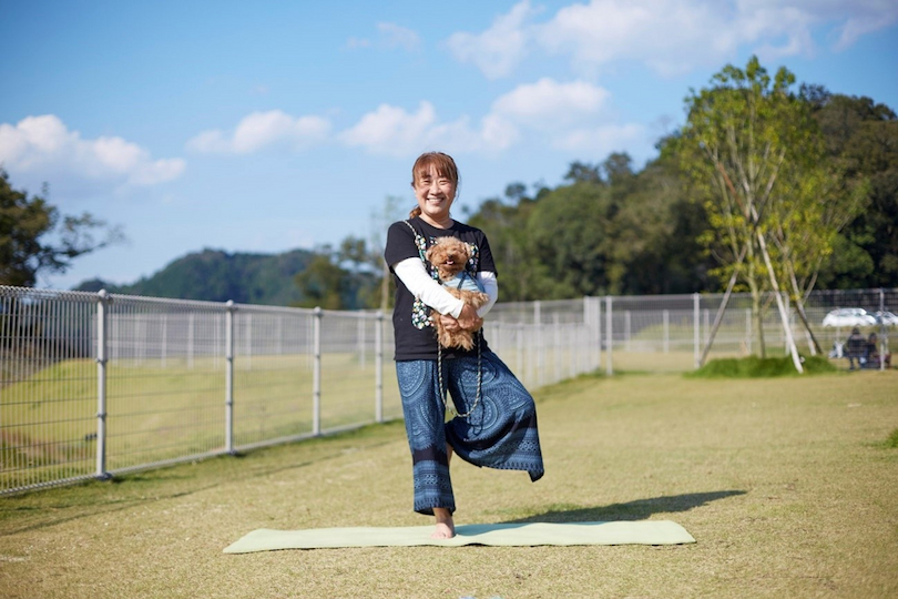ドッグヨガをする飼い主さんと犬